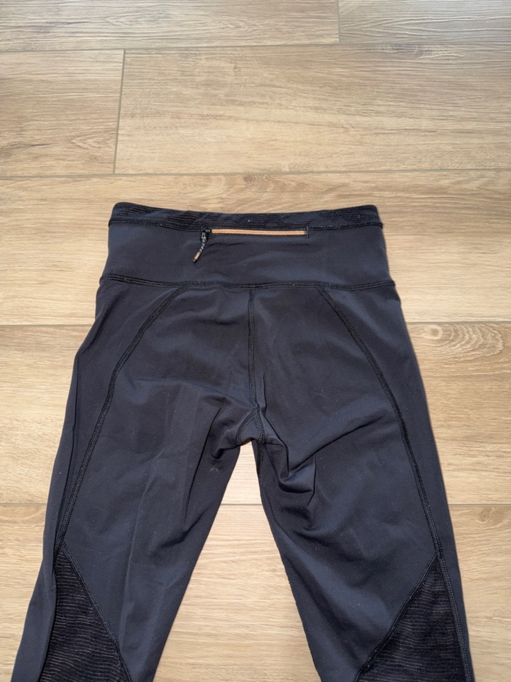 Lululemon Black Athletic Cropped Leggings with Camo accent on back size 2 19” - Picture 4 of 7